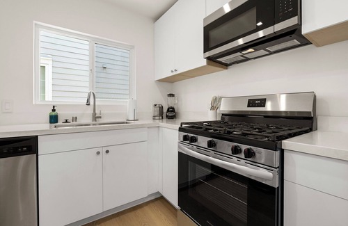 Westwood Apartment | Elegant 1BR/1BA in Westwood with W/D in Bldg +Parking