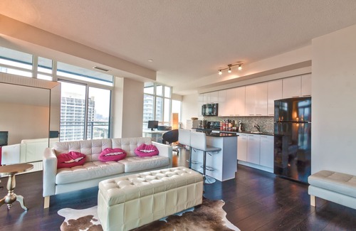 Bathurst Quay Apartment | Elegant 2 BD Waterfront Condo Downtown Toronto
