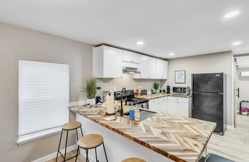 Anderson House | Elegant 2-Bed Cottage with Private Yard