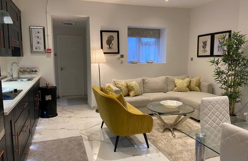 Chiswick Riverside Apartment | Elegant 2 Bed Flat in Chiswick High Road