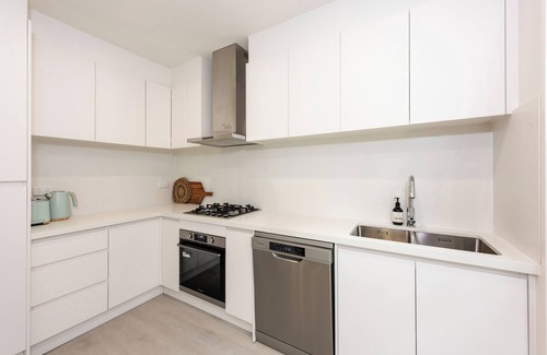 Prahran Apartment | Elegant 2-bedroom House in Prahran w/Parking!