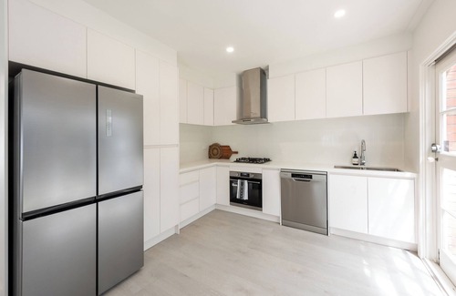 Prahran Apartment | Elegant 2-bedroom House in Prahran w/Parking!