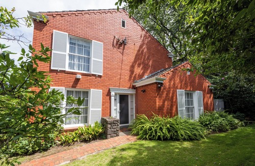 Prahran Apartment | Elegant 2-bedroom House in Prahran w/Parking!