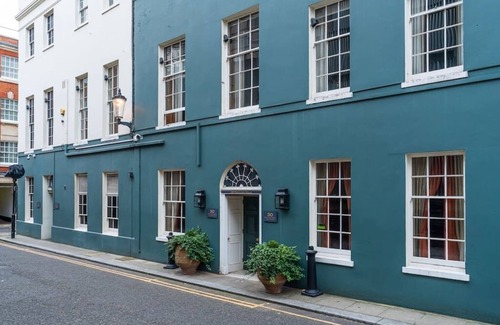 Knightsbridge House | Elegant 2 Room Suite in the Heart of Knightsbridge