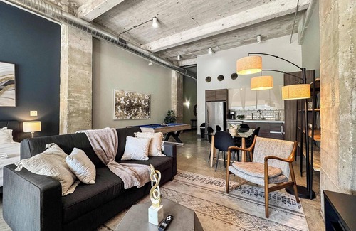 Downtown Dallas Apartment | Elegant 2BD | DT Dallas | Sleeps 10 | Free Parking