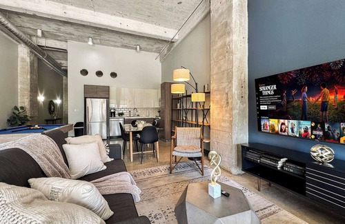 Downtown Dallas Apartment | Elegant 2BD | DT Dallas | Sleeps 10 | Free Parking