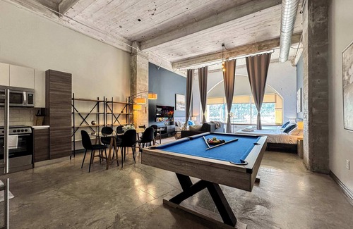 Downtown Dallas Apartment | Elegant 2BD | DT Dallas | Sleeps 10 | Free Parking