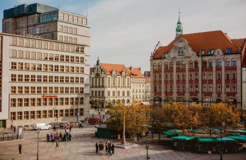 Stare Miasto Apartment | Elegant 2BR, Amazing Old Town Views, Plac Solny Walk to Rynek! Amenities