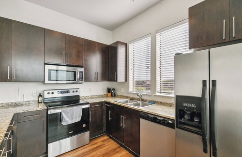 Oak Lawn Apartment | Elegant 2Br apartment I Pool I Gym I Parking