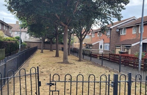 Dagenham House | Elegant 3-Bed Home with free wi fi & free parking