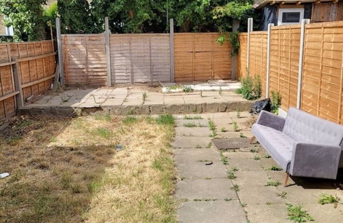 Dagenham House | Elegant 3-Bed Home with free wi fi & free parking
