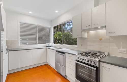 Newmarket House | Elegant 4-Bed Home Near Shops & Dining