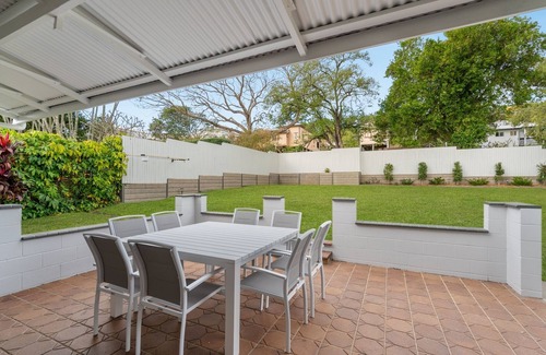 Newmarket House | Elegant 4-Bed Home Near Shops & Dining
