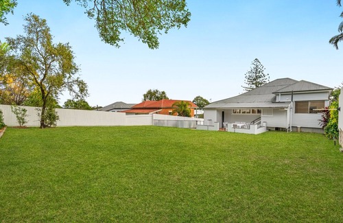 Newmarket House | Elegant 4-Bed Home Near Shops & Dining