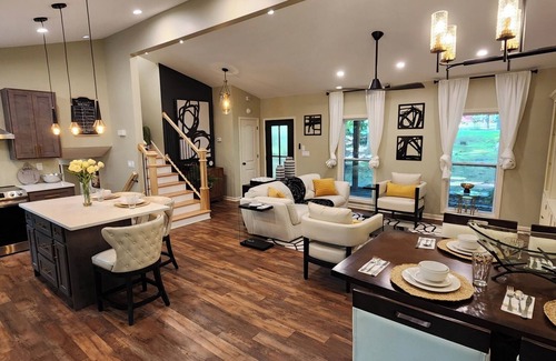 Cliftondale House | Elegant 4bdrm/3bth home on Wolf Creek Golf course!