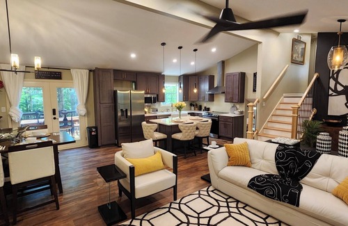 Cliftondale House | Elegant 4bdrm/3bth home on Wolf Creek Golf course!