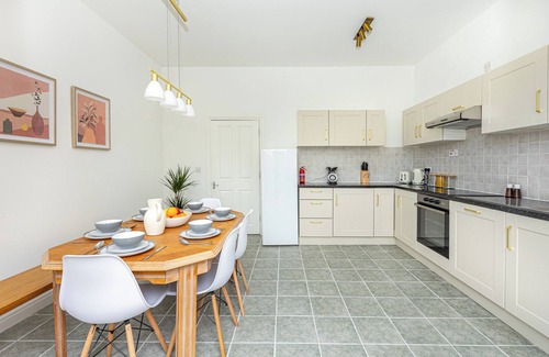 Deptford House | Elegant 4BR 3-Storey Townhouse in Lively Deptford