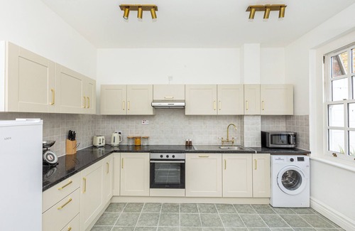 Deptford House | Elegant 4BR 3-Storey Townhouse in Lively Deptford