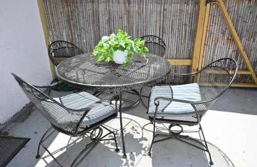 Sunshine Park House | Elegant 4br Compound Guesthouse Firepit