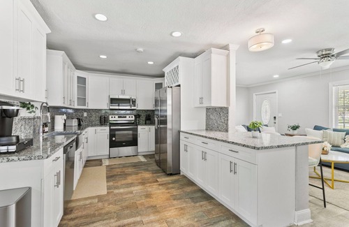 Tampa House | Elegant 4BR Family Retreat with Heated Pool This beautifully appointed home offers 4 spacious bedrooms, 2 modern bathrooms, AC, private pool and sleeps up to 10 guests in total comfort.