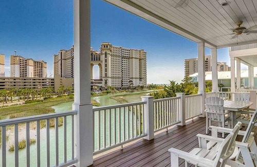 Windy Hill Apartment | Elegant 5-Bedroom Haven | Spa. Private Pool. Gym.