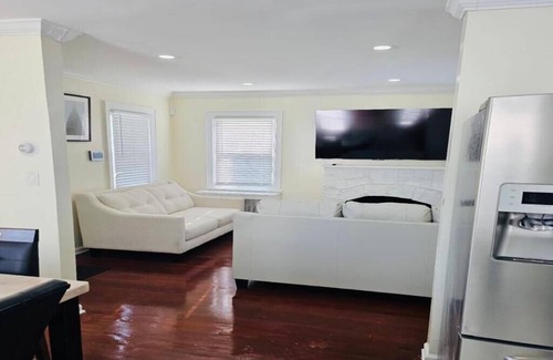Valley Stream House | Elegant 5BR Family Oasis – 5 Mins to JFK, Walk to Mall & Train, Free Parking!