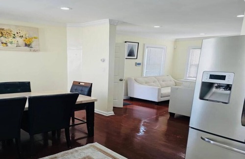 Valley Stream House | Elegant 5BR Family Oasis – 5 Mins to JFK, Walk to Mall & Train, Free Parking!