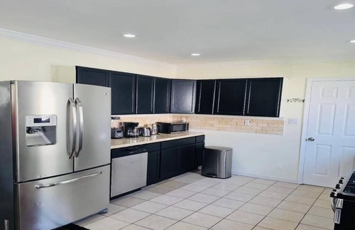 Valley Stream House | Elegant 5BR Family Oasis – 5 Mins to JFK, Walk to Mall & Train, Free Parking!