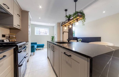 Crofton Park House | Elegant 5BR house w/garden & terrace, SE London