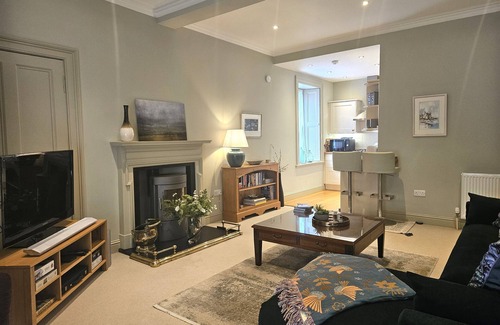 Comely Bank Apartment | Elegant and Peaceful 1 BR Escape near City Centre