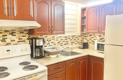 Brampton Apartment | Elegant apartment for a Couple/Business visitors. 1 Bedroom walkout basement.