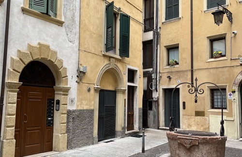 Verona City Centre Apartment | Elegant apartment in historic building, a stone's throw from "Juliet's House"