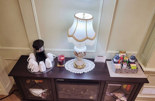 East Credit House | Elegant Apartment with Cozy Fireplace & Movie Theater-Near Toronto Airport