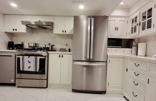 East Credit House | Elegant Apartment with Cozy Fireplace & Movie Theater-Near Toronto Airport