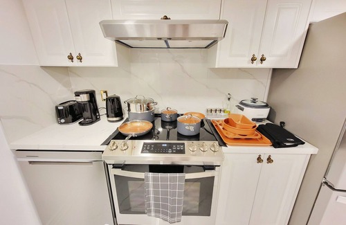 East Credit House | Elegant Apartment with Cozy Fireplace & Movie Theater-Near Toronto Airport