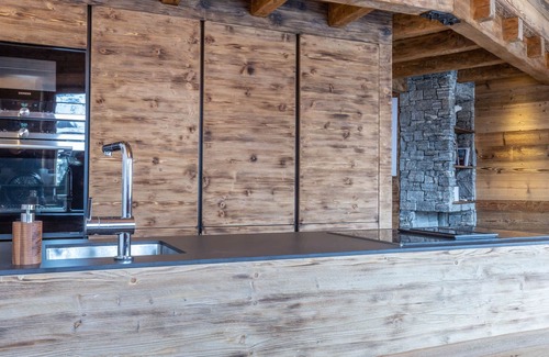 Val-d'Isere Apartment | Elegant apartment with fireplace, whirlpool tub and WiFi in Val-d’Isère