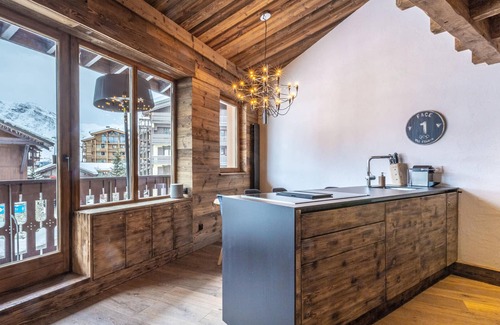 Val-d'Isere Apartment | Elegant apartment with fireplace, whirlpool tub and WiFi in Val-d’Isère