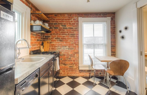 Belmont Apartment | Elegant Apt | Dtwn Belmont close to Hospital