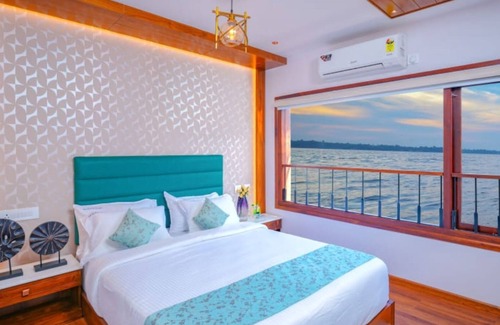 Alappuzha Boat Rental | Elegant Boathouse