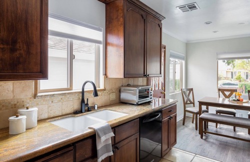 Burbank House | Elegant Burbank Beauty: Affordable Comfort Awaits