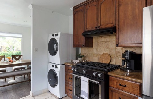 Burbank House | Elegant Burbank Beauty: Affordable Comfort Awaits