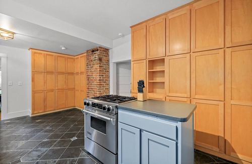 Stevens House | Elegant Capitol Hill Home 8BR Near Parks & Dining