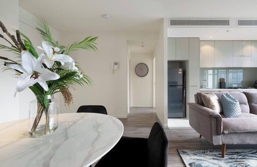 Melbourne Apartment | ◤Elegant City Fringe Condo w Pool & FREE Parking◢
