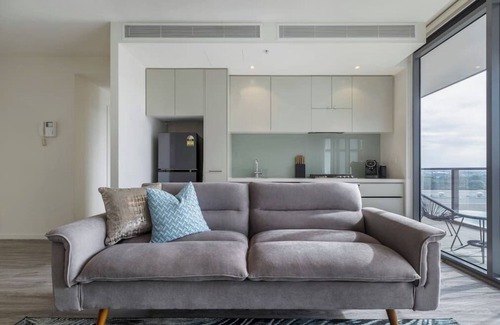 Melbourne Apartment | ◤Elegant City Fringe Condo w Pool & FREE Parking◢