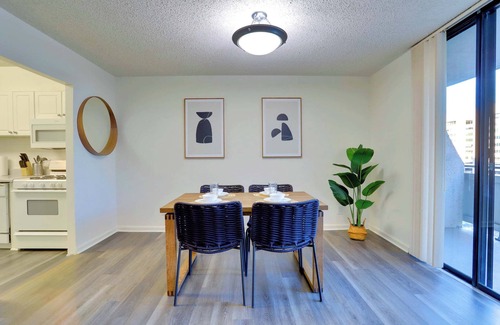 Crystal City Apartment | Elegant & Comfy Apt For Travelers