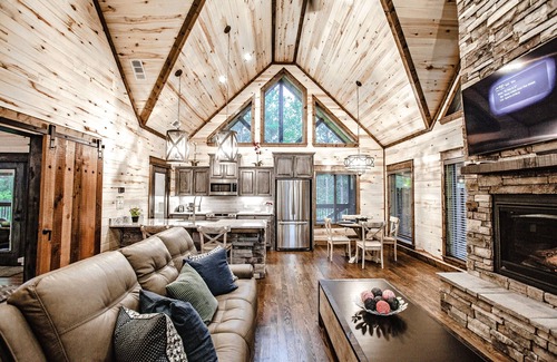 Broken Bow Cabin | Elegant Couples Cabin, Magnolia Design, 5-Star Amenities