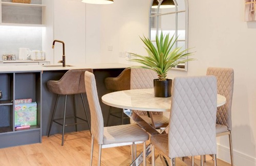 Westcliff-on-Sea Apartment | Elegant & Cozy 1BR City Centre Nr Cliffs Pavillion by Luxiety Stays