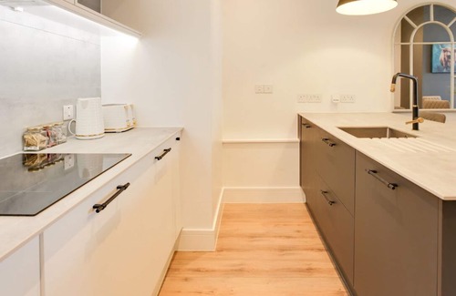Westcliff-on-Sea Apartment | Elegant & Cozy 1BR City Centre Nr Cliffs Pavillion by Luxiety Stays