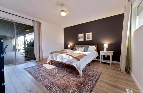 Porterville House | Elegant Cozy 3 Bedroom with Large Backyard & Den