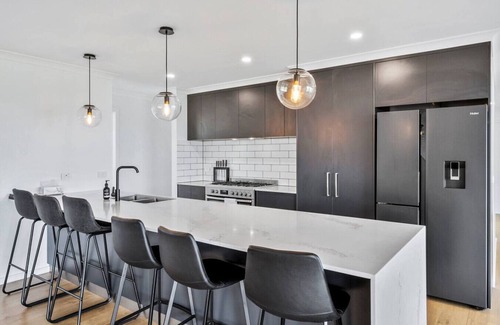 Sorell House | Elegant Creekside Retreat